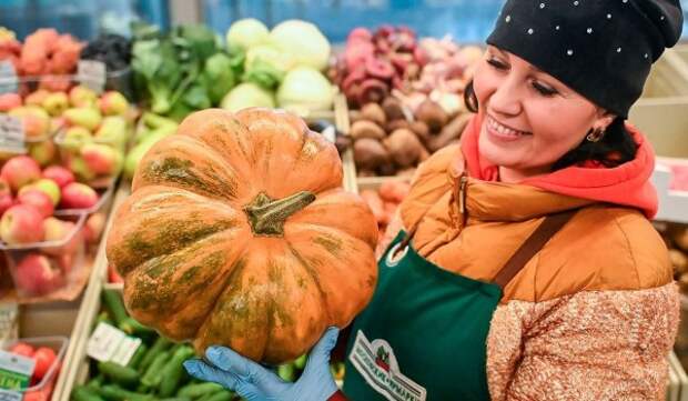 Участница московской ярмарки отправляет бойцам СВО фрукты из собственного сада