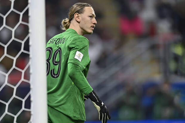 Тренер "ПСЖ" Энрике не видит Сафонова основным вратарем команды в будущем