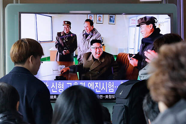 Граждане Южной Кореи смотрят телевизионный репортаж о ракетном испытании в КНДР. 19 марта 2017 года