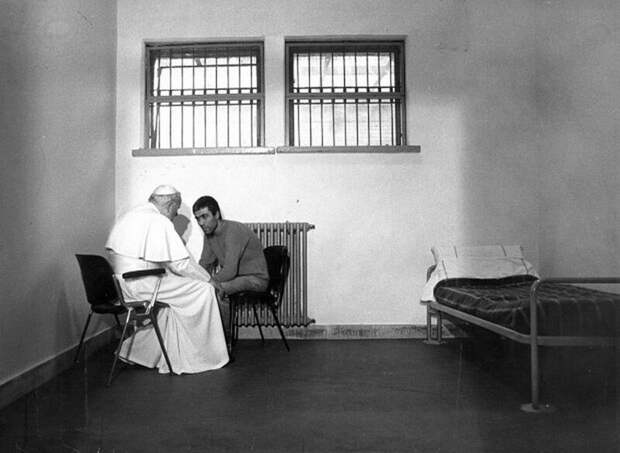 Папа Римский Иоанн Павел II встречается с Мехметом Агкой, человеком, который пытался убить его 27 декабря 1983 года