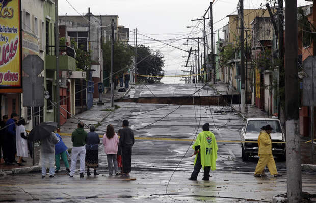 Вообще, Гватемале «везет» с дырами и провалами. Вот еще один, образовавшийся 30 мая 2010 года