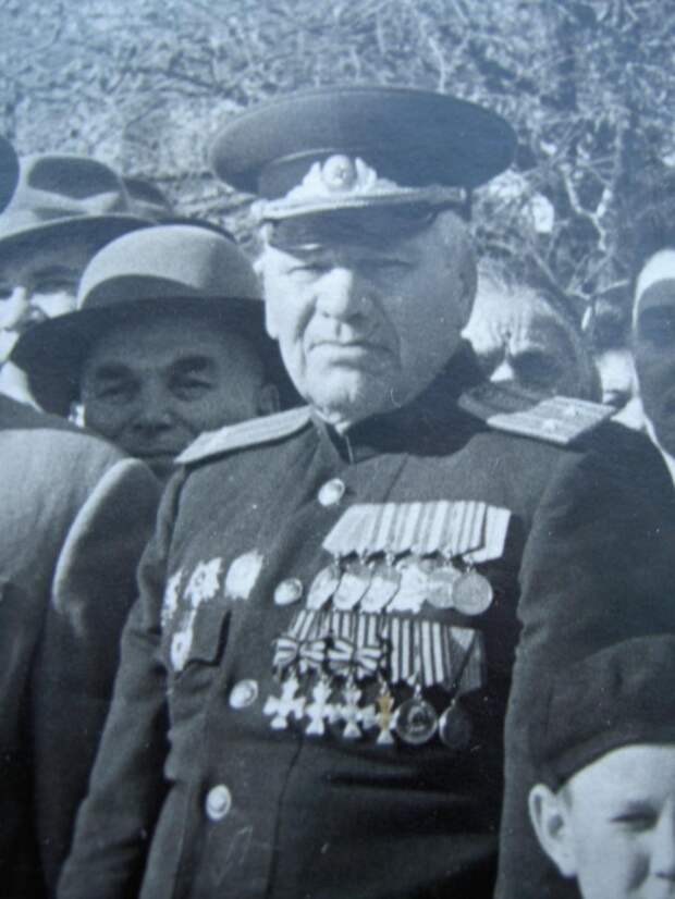 Неизвестный советский офицер - полный Георгиевский кавалер.
