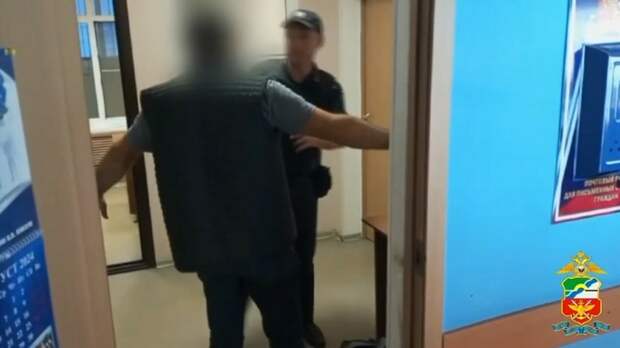 В Барнауле поймали иностранца с сигаретой в туалете самолета