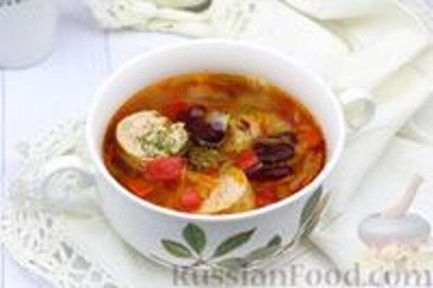 Фото к рецепту: Фасолевый суп с овощами и купатами
