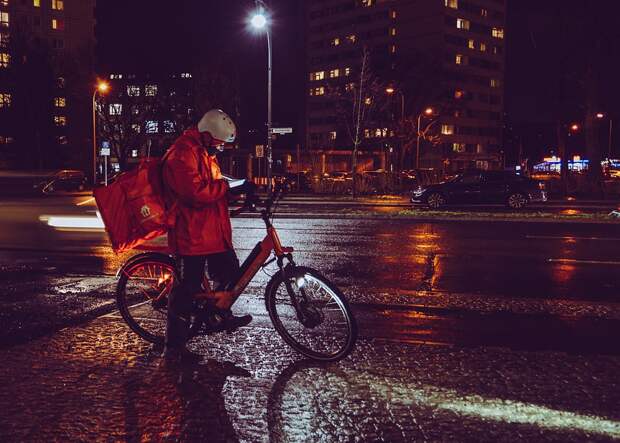 courier-driver-4886839_960_720 alt