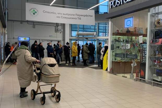Петербуржцы стоят в очередях у банкоматов, чтобы снять наличные. Что происходит?