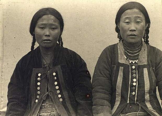 Портрет женщин. Неизвестный автор, 1885 - 1899 год, Якутская обл., из архива Кунсткамеры.