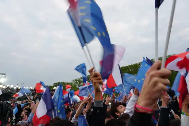 Франция в огне: победа Макрона запустила революцию