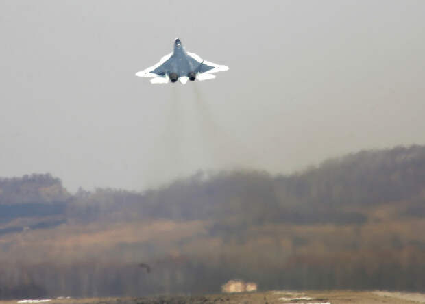 Российские военные получили первый серийный Су-57