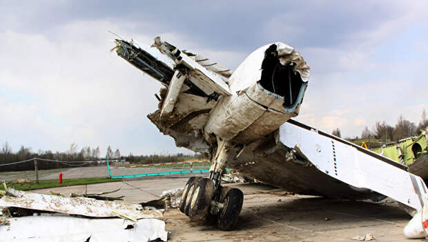Обломки польского правительственного самолета Ту-154 на охраняемой площадке аэродрома в Смоленске. Архивное фото