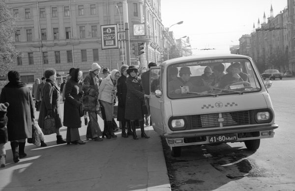 Пассажиры садятся в маршрутное такси. 1977 год.