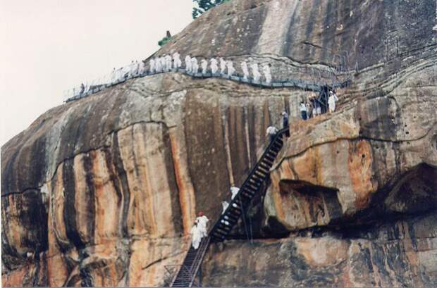 Файл: Sigiriya железа stair2.jpg