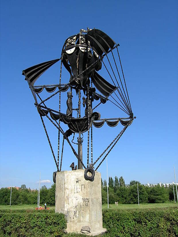 File:History of transport monument, air baloon, Togliatti, Russia.JPG