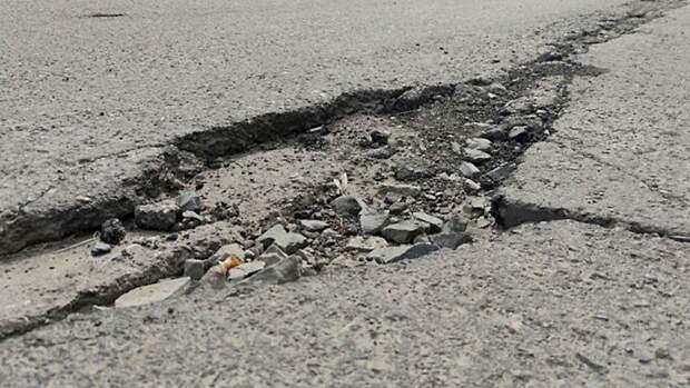 Разбитый асфальт в Барнауле / Фото: amic.ru / Екатерина Смолихина