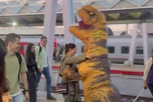 Пассажирку на вокзале в Москве встретил знакомый в костюме «динозавра»