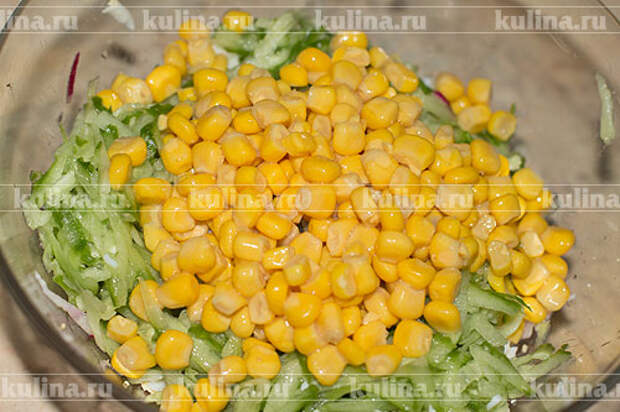 С кукурузы слить жидкость и положить в салатник.