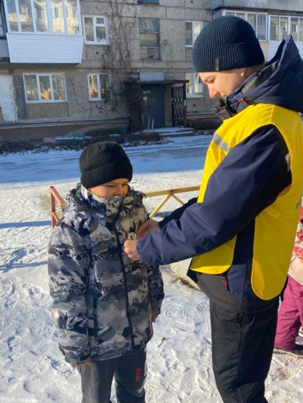 ГИБДД и ЮИД проводят профилактические беседы с детьми в дворовых территориях Кировграда