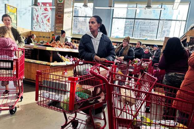 Жители Вашингтона скупают все продукты в магазинах перед сильным снегопадом