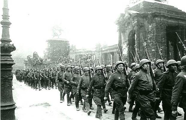 13. Советские войска маршируют на улицах Берлина. 1945 Великая Отечественная война, берлин, война, история, фотографии