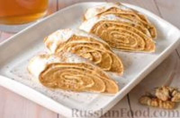 Фото к рецепту: Рулет из лаваша со сгущёнкой и орехами