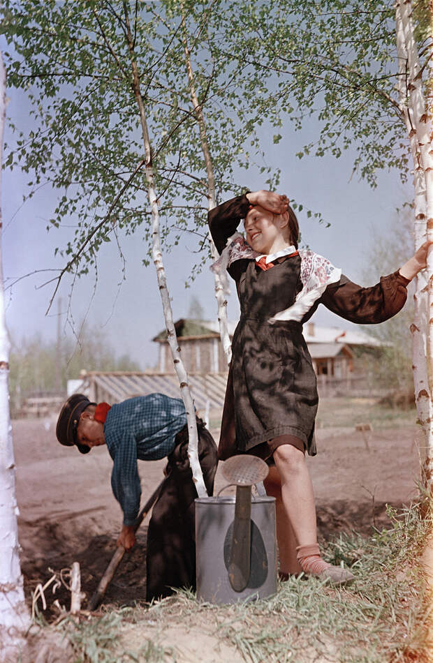 Нижне-Чемская средняя школа. Галя Муравиева (4-й класс) немного устала.jpg Нижне-Чемская средняя школа. Галя Муравиева (4-й класс) немного устала.jpg