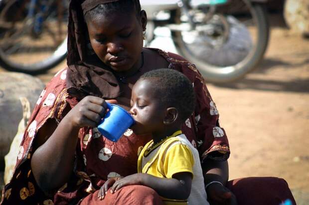 Сегу, Мали, 2007 мамы, материнская любовь, мать и дитя, путешествия, трогательно, фото, фотомир, фотоочерки