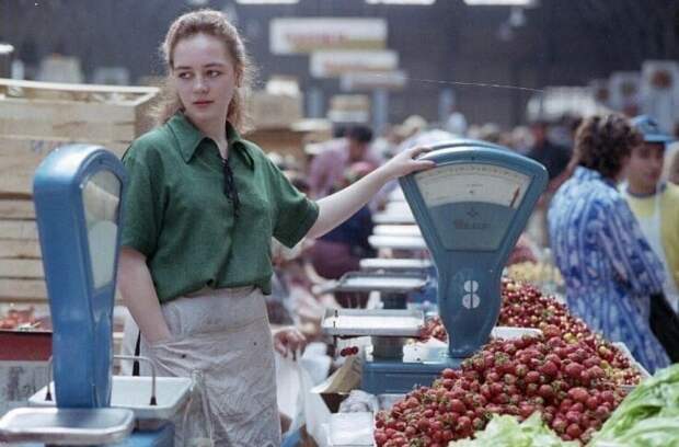 10. Продавщица на Кузнечном рынке, 1991 год. Обратите внимание на весы - снизу подвешены вишенки для обвеса покупателей