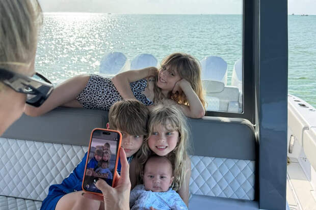 Певец Энрике Иглесиас показал четверых детей от Анны Курниковой