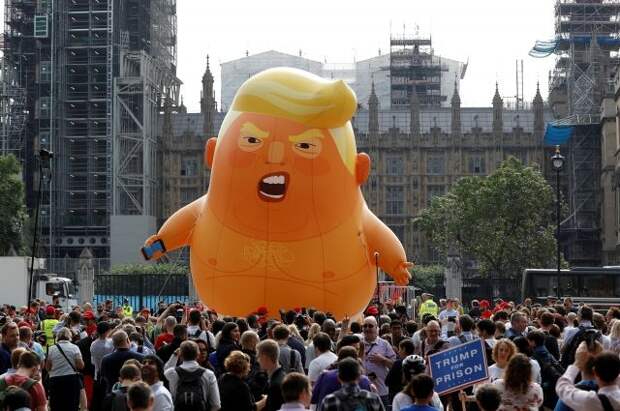 Британские активисты подняли в воздух гигантский надувной шар «Малыш Трамп»