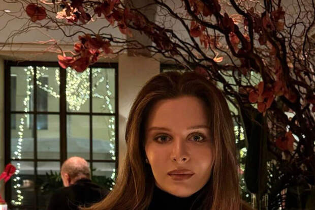 Телеведущая Тина Канделаки опубликовала фото дочери Мелании в ресторане