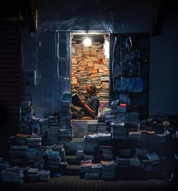 Финалист. «Чтец». Автор фото: Лео Пьер LensCulture, в мире, конкурс, люди, уличное фото, фото