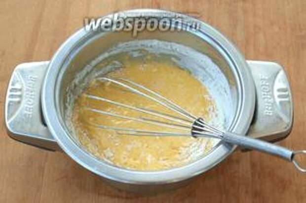 В кастрюльке взбить яйца с сахаром, добавить муку и хорошо перемешать. Можно добавить ванилин для аромата.