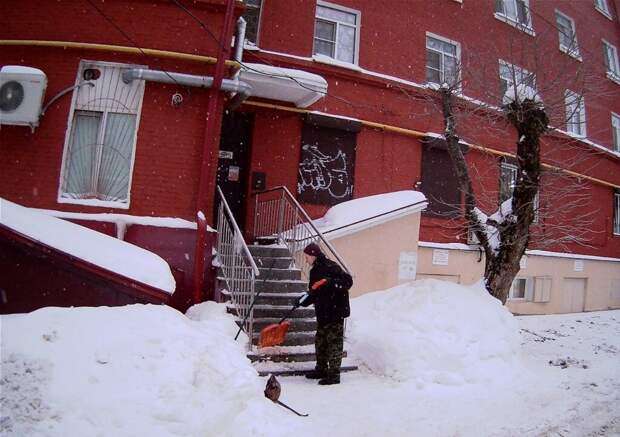 В облцентре коммунальщики усилили работу по уборке дворов