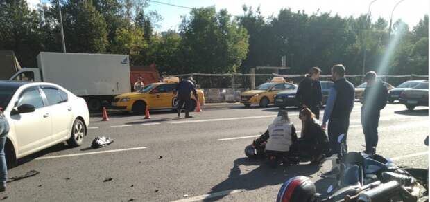 В Юрловском проезде водитель такси не пропустил мотоциклиста