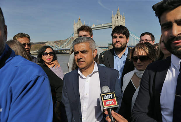 Первый в истории Лондона мэр-мусульманин Садик Хан (в центре)