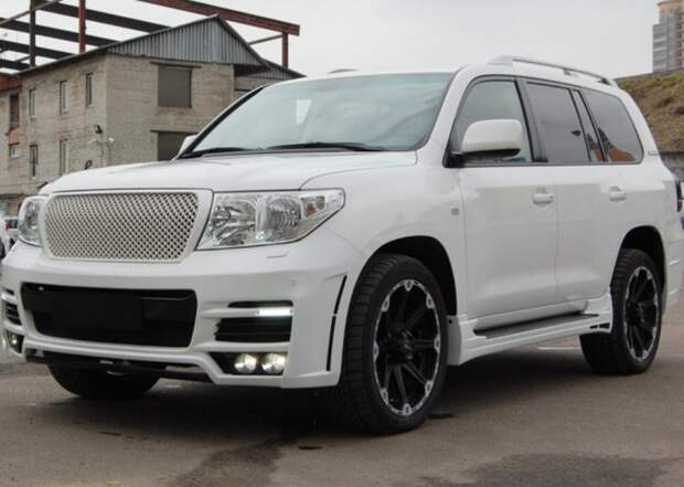 Toyota Land Cruiser 200 белый