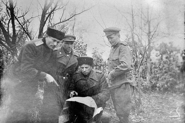 Павел Шурухин (сидит с картой) в партизанском отряде / Фотография из семейного архива