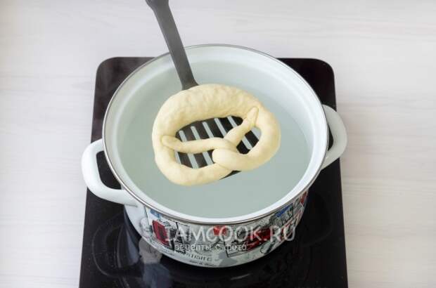 Помещаем брецель в духовке