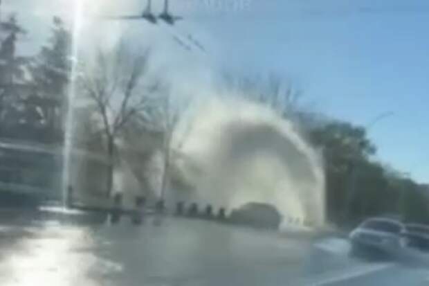 В Тамбове на дороге в районе парка Победы прорвало водовод