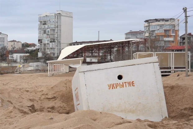 В Крыму несколько укрытий оказались глубоко под песком из-за штормов