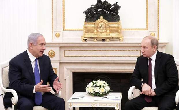 На фото: премьер-министр Израиля Биньямин Нетаньяху и президент России Владимир Путин (слева направо) во время встречи в Кремле