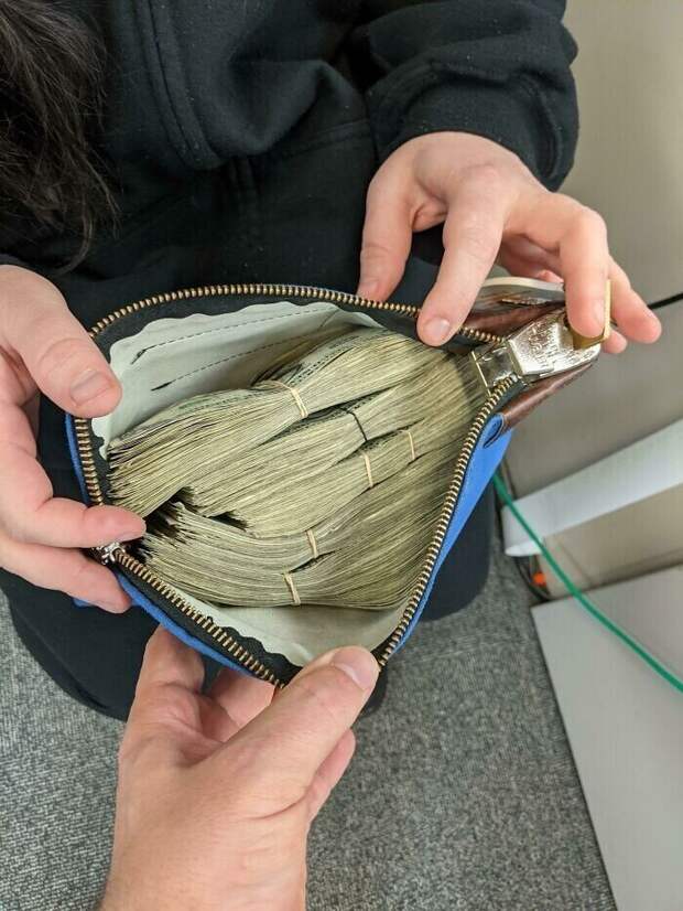 "Выставил клиентке счет на $1400. $900 из них она заплатила однодолларовыми купюрами"