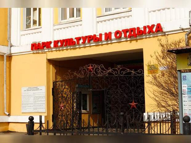 Живых карасей выпустили в водоем парка Дома офицеров