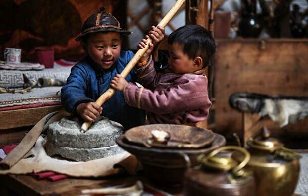 Дети в национальном парке Монголия 13 века 