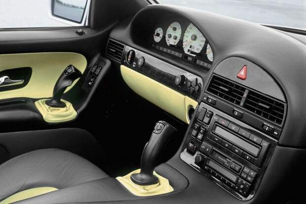 Необычный Mercedes-Benz SL с джойстиками вместо руля