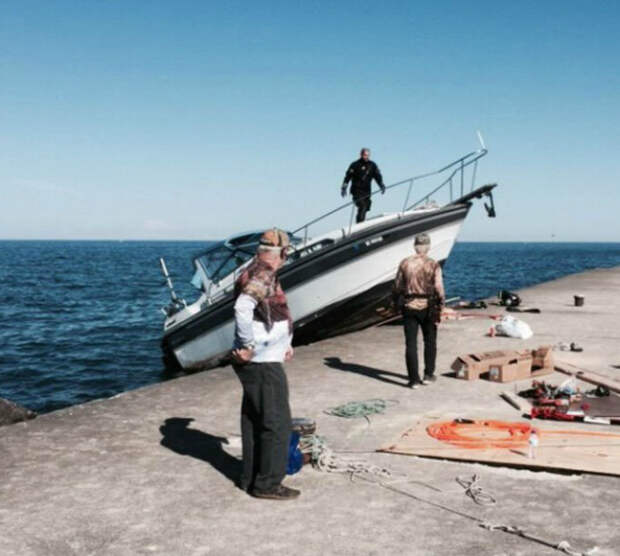 Операция по спуску лодки на воду не увенчалась успехом... | Фото: Kaifolog.ru.