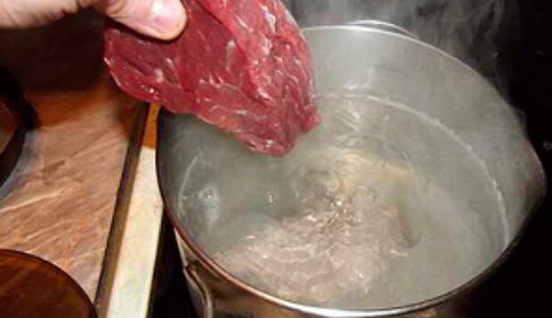 Закладывайте мясо в кипящую воду. |Фото: violet-lady.ru