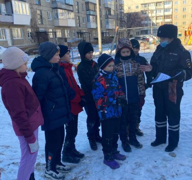 ГИБДД и ЮИД проводят профилактические беседы с детьми в дворовых территориях Кировграда