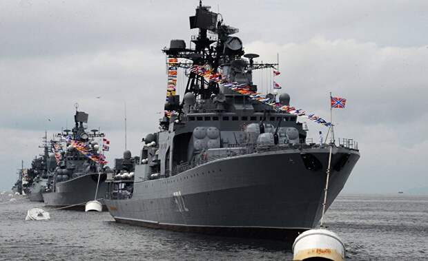 Большой противолодочный корабль "Адмирал Виноградов"  во время парада кораблей, посвященного Дню Военно-морского флота России, во Владивостоке. 30 июля 2017