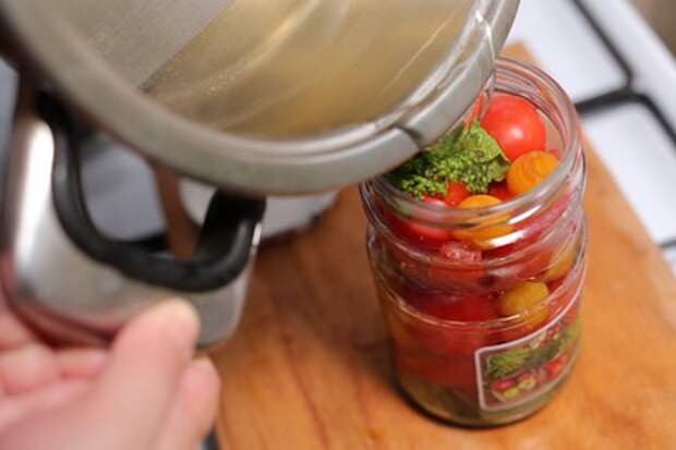 как приготовить маринованные помидоры с алычой шаг 11